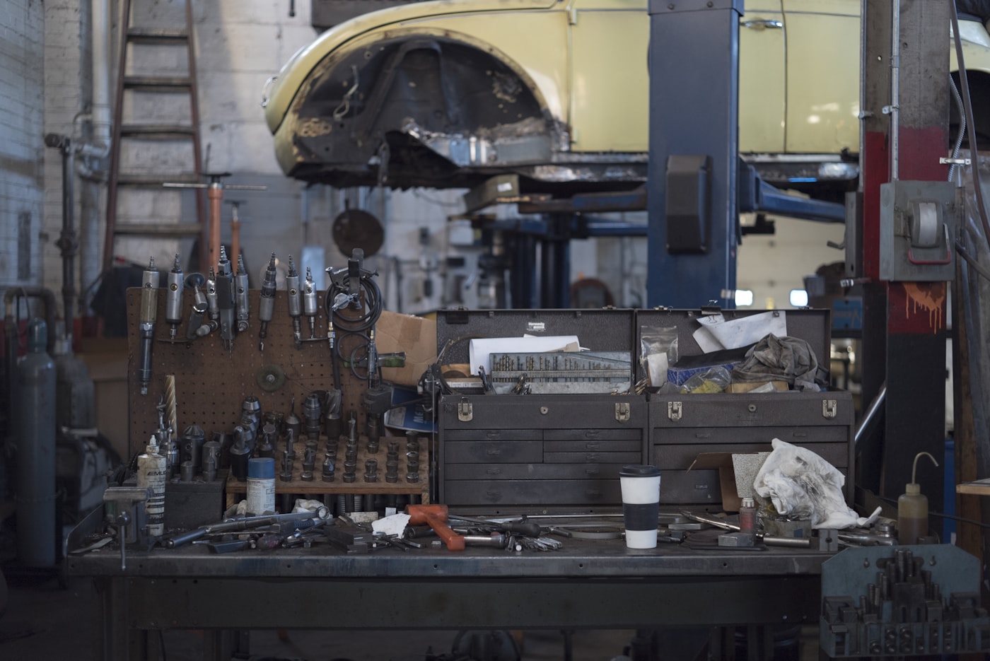 Banc de lucru în atelier auto