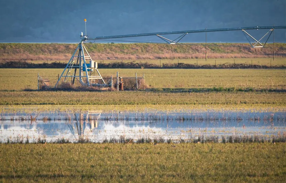 Conductă de alimentare și instalație de irigare agricolă pe un câmp